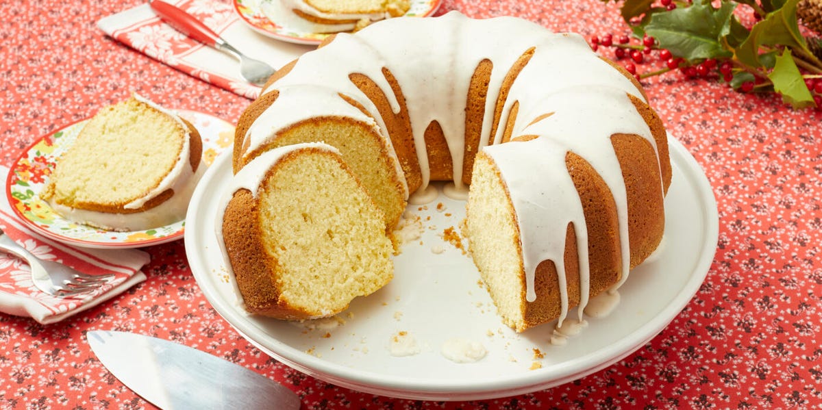 Decadent Eggnog Cake: Your Essential Holiday Crowd Pleaser